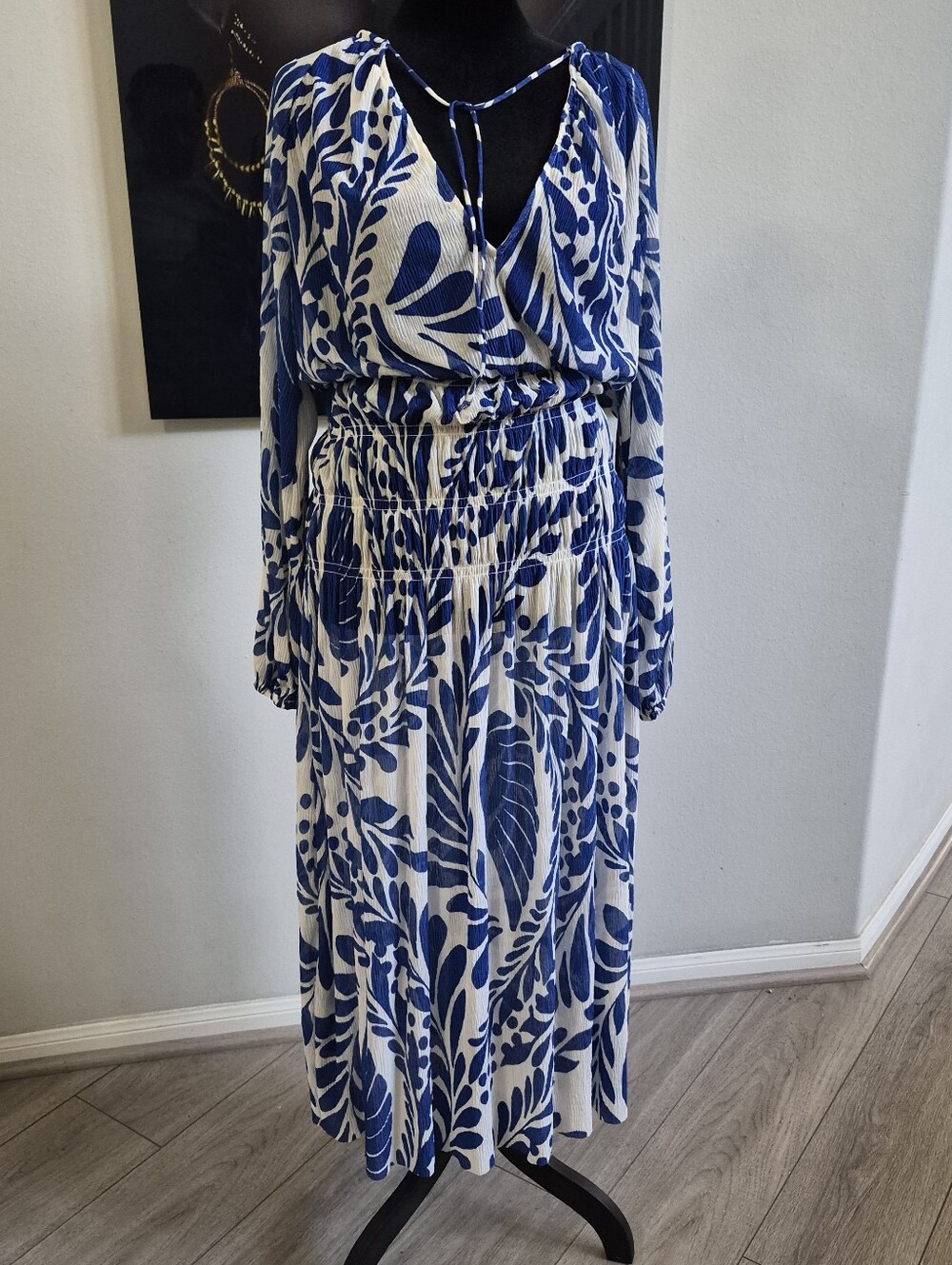 H&M Blue and White Floral V-Neck Long Sleeve Dress Size Medium